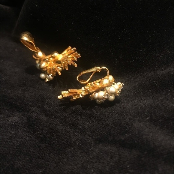 Vintage Clip on Glass Pearl Gold tone earrings - Picture 6 of 8